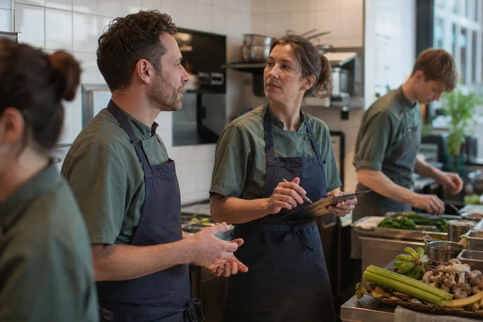 Werk in een Nederlandse horecakeuken. Beeld bij het artikel: Hoe houd je de allergenen op je menukaart bij zonder dat de keuken in de war raakt?